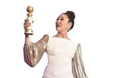 手握金球奖杯的亚裔演员吴珊卓。