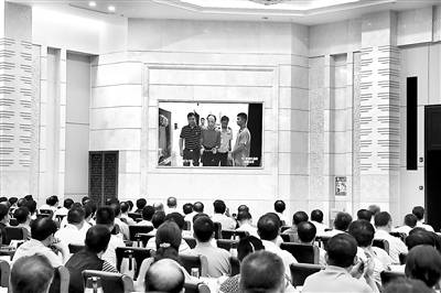 图为江西省组织领导干部在警示教育会上集中观看《为了政治生态的山清水秀》警示教育片。（资料图片）