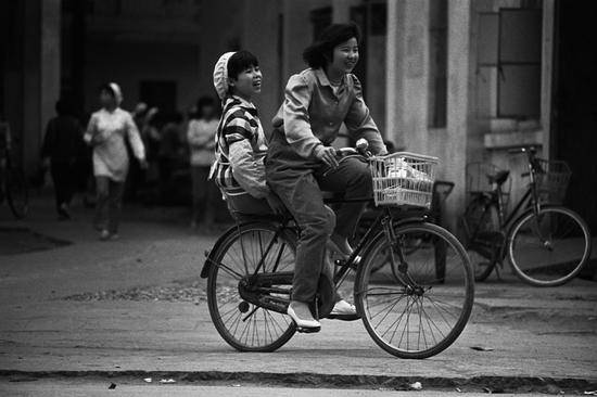 1982年，北京，骑自行车下班的纺织厂女工。摄影