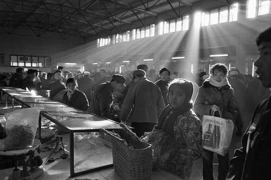 1984年，北京西单菜市场，等待新鲜蔬菜上市。摄影