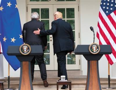 去年7月25日，美国华盛顿，美国总统特朗普和欧盟委员会主席容克宣布，美国和欧盟就缓和当前紧张的贸易关系达成协议。图/视觉中国