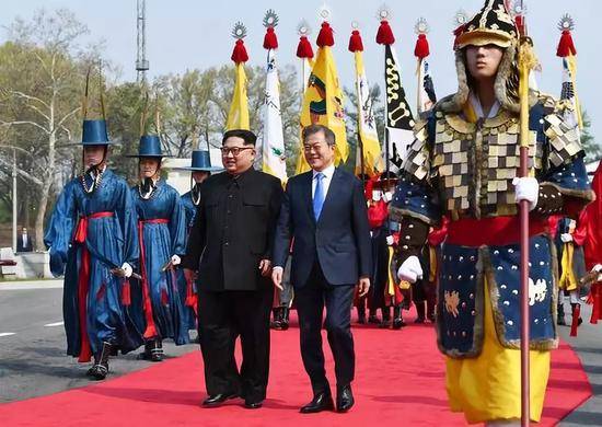 2018年4月27日，朝鲜最高领导人金正恩与韩国总统文在寅在板门店出席欢迎仪式。新华社发