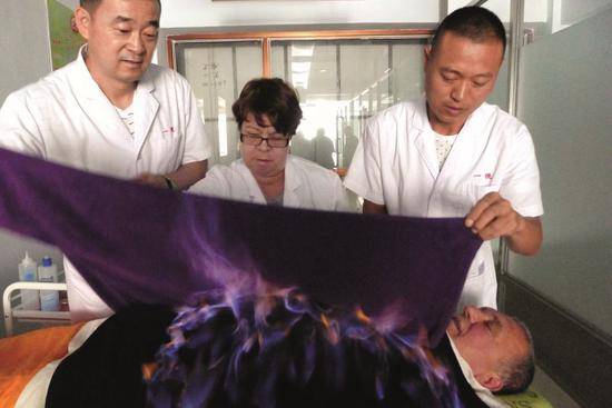 黑龙江一家权健养生馆内的火疗项目。