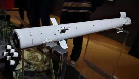 ▲QN-202微型导弹的展示模型，可见外形与“长矛”导弹较为接近，但其采用“发射后不管”设计，更为先进。