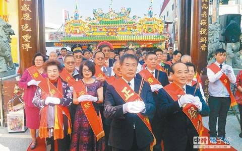 台前“立法院院长”王金平（前右）、台南市长黄伟哲（前左）9日出席大天后宫步月牌坊暨景观落成大典。（图片来自台媒）