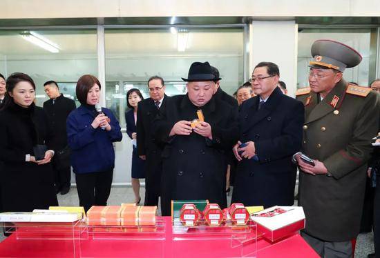 2019年1月9日，金正恩参观北京同仁堂股份有限公司同仁堂制药厂亦庄分厂，实地考察有关传统工艺及现代化中药加工生产线。新华社记者谢环驰摄