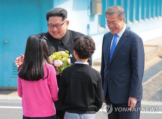 向金正恩献花的两个小孩，来自大成洞村小学。（韩联社）