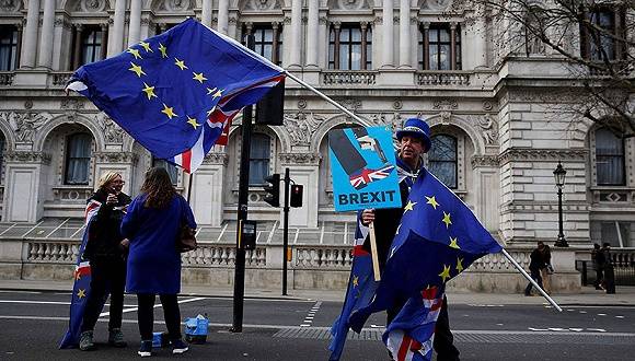 2019年1月2日，伦敦，反脱欧的社会活动家史蒂夫·布雷手持欧盟旗帜示威。图片来源：视觉中国