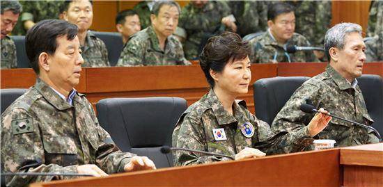 朴槿惠与时任防长韩民求（左）