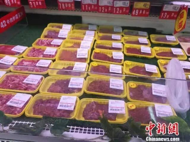 图为超市里的牛肉。谢艺观摄