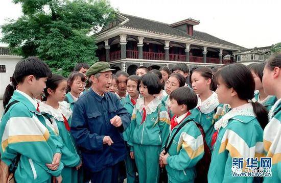 李光在遵义会议会址前给少年儿童讲述长征经历