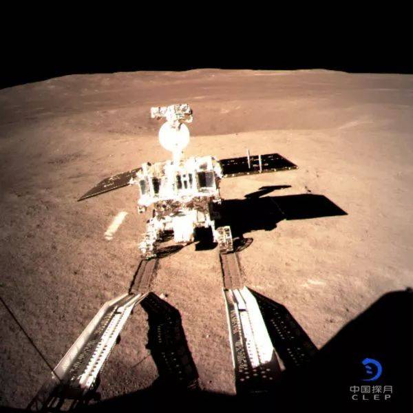 ▲嫦娥四号着陆器监视相机C拍摄的“玉兔二号”巡视器走上月面影像图（国家航天局）