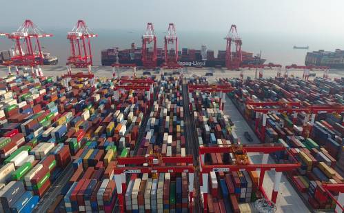 经贸发展对中美两国都十分重要。图为中国重要贸易港口上海洋山深水港四期自动化码头。新华社