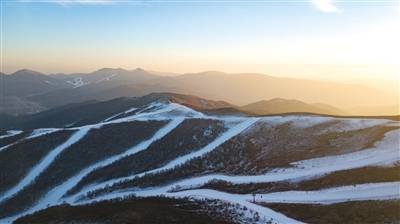 1月11日，云顶滑雪公园航拍图，云顶滑雪公园共有6条赛道，将举办2分项20小项的比赛。本版摄影/新京报记者彭子洋