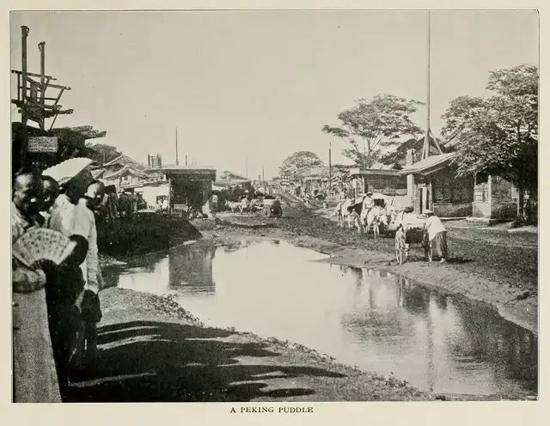 1901年崇文门大街上的大水坑，这才叫下雨来北京看海。