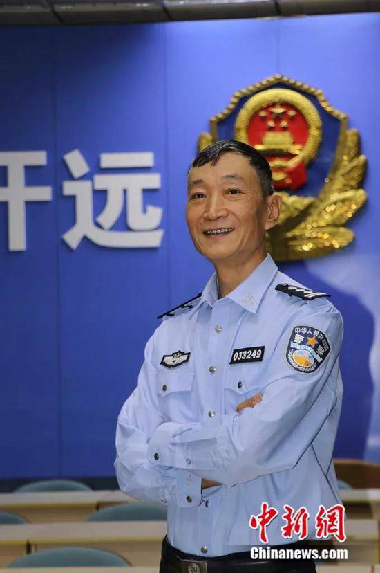 图为58岁的民警陈昆平。陶家淇摄