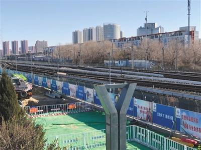 已经开工的回龙观到上地的自行车专用道，和地铁线路平行。新京报记者王文秋摄