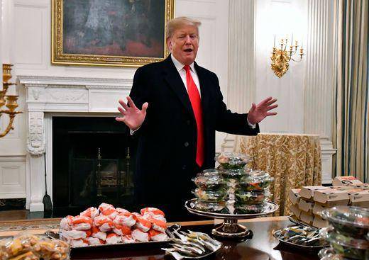 美国总统特朗普买了许多快餐食品，招待来到白宫访问的大学生橄榄球队员。（图：今日美国）