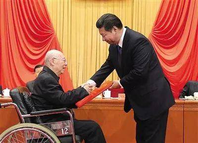 中共中央总书记、国家主席、中央军委主席习近平向获得2014年度国家最高科学技术奖的中国科学院院士于敏颁奖。