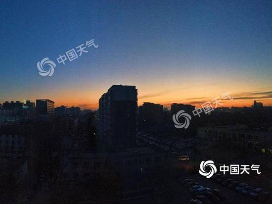 今晨北京出现美丽朝霞，预示着一天的晴朗。