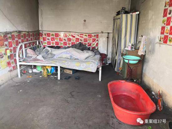 ▲百吉矿业边上的大寨村，24岁的遇难矿工程成租住的房间。新京报记者王飞摄