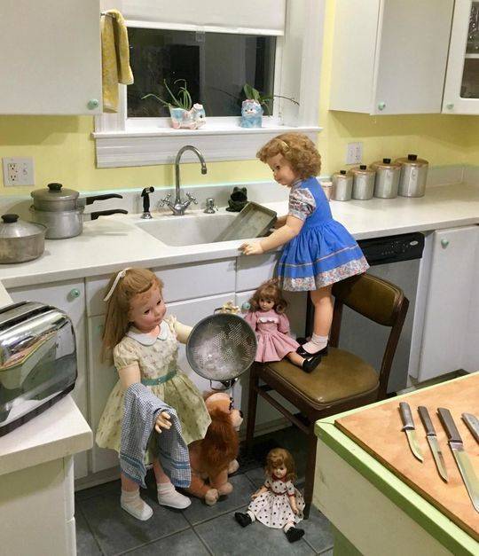 小家伙们在厨房里似乎最方便。