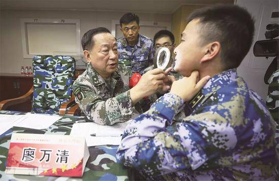 △廖万清院士经常深入高盐高湿地区为官兵诊治皮肤病，图为2016年廖老为岛礁官兵看诊。