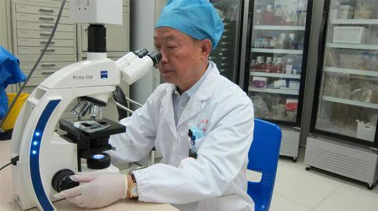 △81岁的廖万清院士退休前仍每天在自己创建的医学真菌学重点实验室测算数据。