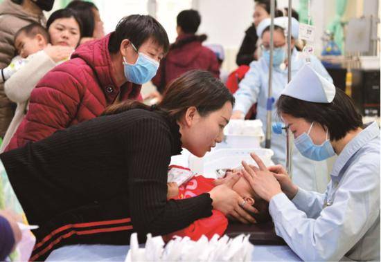 2019年1月9日，寒冬时节，许多医院的呼吸道疾病患者猛增。摄影/本刊记者翟羽佳