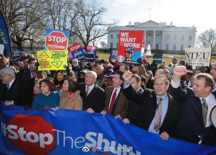 美国公务员白宫前抗议停工停薪@大公报