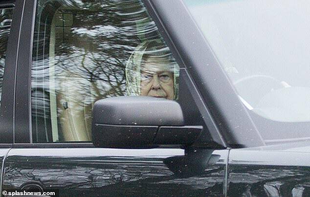 英国女王驾车出行，被发现未系安全带。（图片：《每日邮报》）