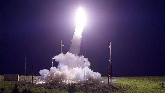 2017年7月11日，美国阿拉斯加科迪亚克岛，美军成功测试使用“萨德”反导系统拦截中程弹道导弹。来源：视觉中国