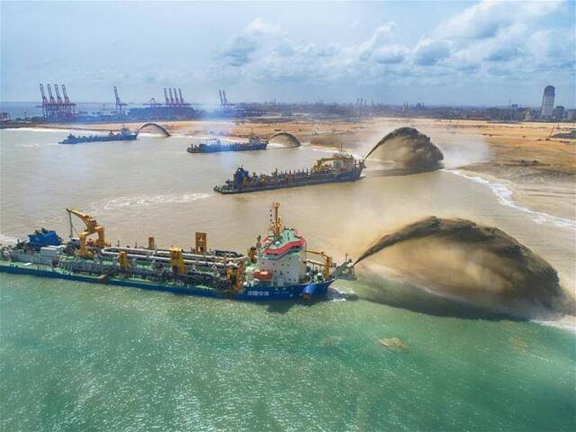 “浚洋1”、“万顷沙”、“新海龙”、“新海凤”四艘挖泥船在施工中国港湾科伦坡港口城项目部供图