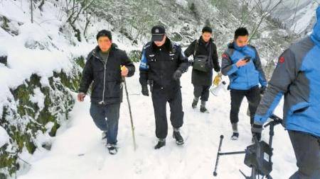 救援出动了无人机，被困男子（左一）被救出。华西都市报图