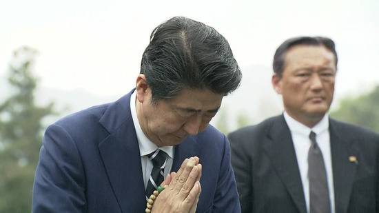 2019年1月，安倍在父亲墓前发誓会尽全力解决日俄领土争端。（富士电视台）