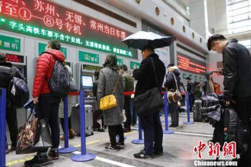 资料图：旅客在铁路上海站售票大厅排队购票。殷立勤摄