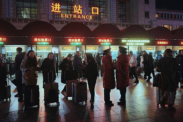 1月20日晚，北京火车站人流量还未明显增加，秩序井然。