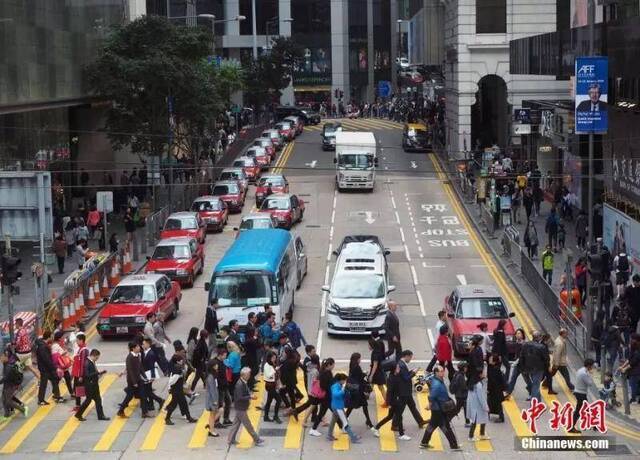 资料图：车水马龙的香港中环。中新社记者洪少葵摄