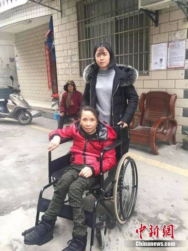 天气好时，杨玉霞会用轮椅将母亲推出去晒太阳