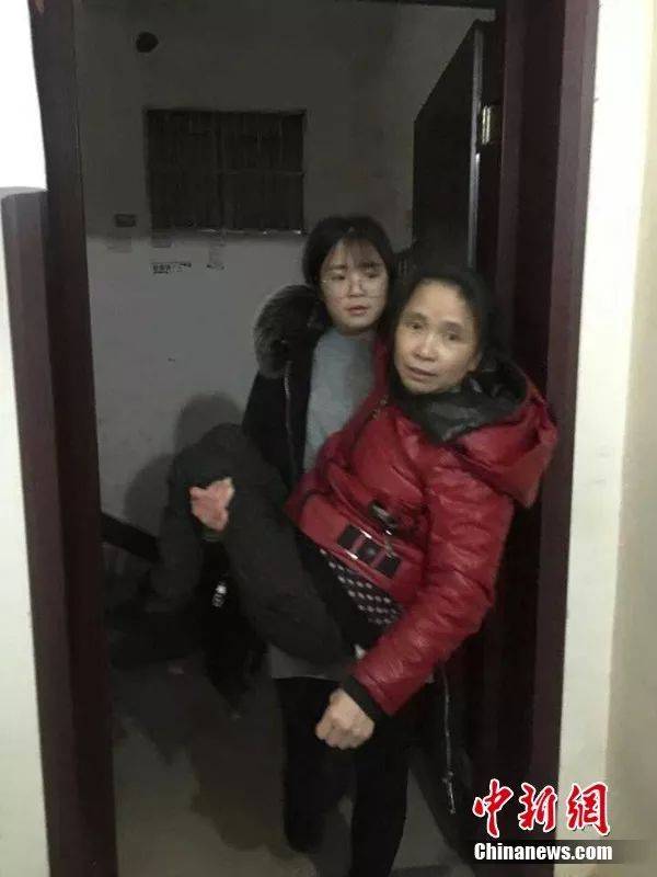 杨玉霞抱妈妈出门