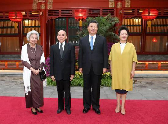 2018年9月19日，在中秋佳节来临之际，国家主席习近平和夫人彭丽媛在钓鱼台国宾馆亲切看望正在北京休养的柬埔寨国王西哈莫尼和太后莫尼列。新华社记者黄敬文摄