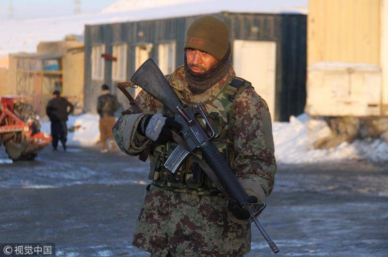 事发后在现场巡逻的阿富汗士兵（图片来源：视觉中国）