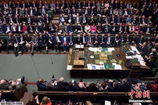 当地时间1月15日晚，英国议会下院以432票对202票，投票否决了此前英国政府与欧盟达成的脱欧协议。协议被否后，反对党工党立即对政府发起不信任动议。特蕾莎·梅表示，如果挺过不信任投票，她将遵循两个阶段程序来打破英国脱欧僵局。