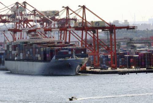 图为在日本东京，一艘货轮停靠在港口。新华社/美联