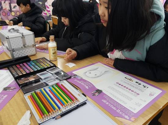 韩国儿童参加化妆体验课