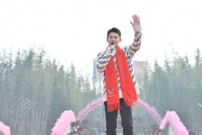 陈翔特意献唱了一首《亲爱的你》。