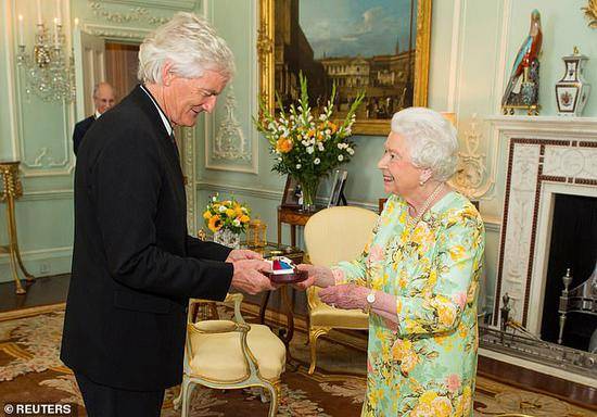 2016年7月19日，英国女王在白金汉宫接见詹姆斯·戴森。（路透社）