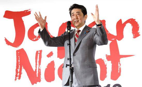 安倍在“日本之夜活动”上。（共同社）