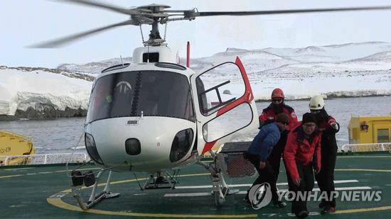 韩国直升机协助撤离中国科考人员图片来自韩联社