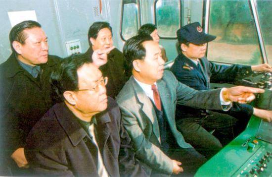 图为1999年，傅志寰在广铁集团指导提速试验。图片来自《我的情结》一书